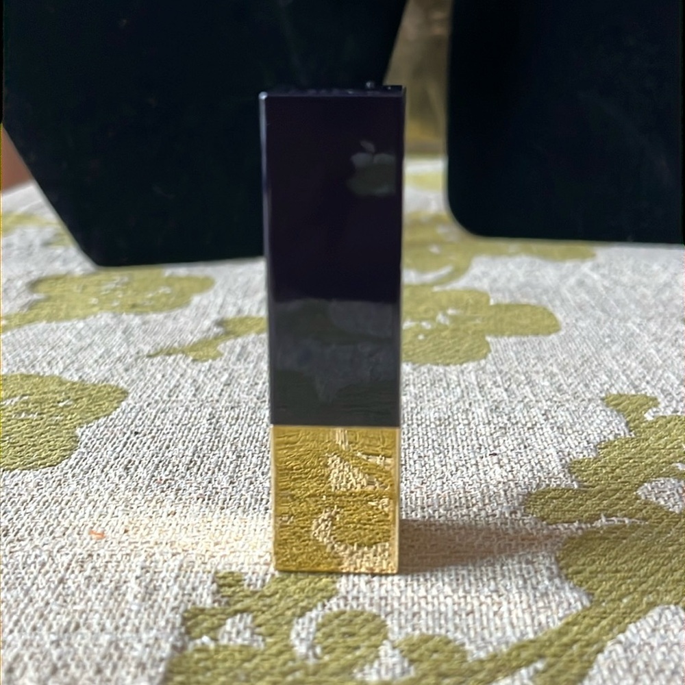 Estee Lauder Pure Color Envy Lipstick Shade 231